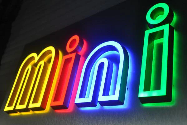 Multi‑color custom acrylic LED sign with bold letters against dark background
Agar chaho, to main in images ko higher resolution mein dhoondh kar ya kuch aur designs bhi suggest kar sakti ho.